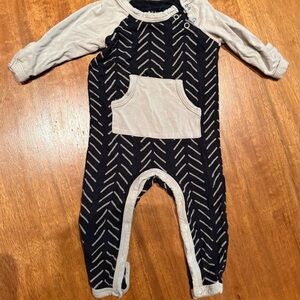 Kyte BABY Black and Cream Infant Outfit